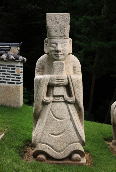 제19대 숙종 원비 인경왕후 익릉의 동측 문석인